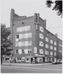 De hoek nog intact, hoewel al zonder vlaggenmasten.
<br/>
Beeldbank Stadsarchief Amsterdam, vermoedelijk rond 1960