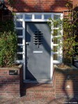 De originele voordeur wordt omlijst door kleine raampjes.
<br/>
Gert-Jan Lobbes, 2024