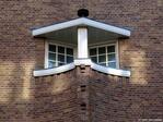 De uitstulping van het trappenhuis wordt bekroond door een balkonnetje - schijnbaar.
<br/>
Gert-Jan Lobbes, 2022