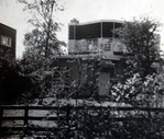 De derde fase: het huis met de opbouw half gepotdekseld en witte muren.
<br/>
Familie Bartels, zonder jaartal