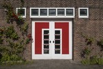 Een van de opvallend vormgegeven en gekleurde deuren.
<br/>
Roel Siebrand, 2021