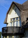 Balkon met balkondeuren en uitwaaierend motief.
<br/>
Gert-Jan Lobbes, 2024