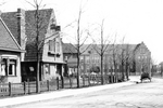 Historische foto: het huis met zolderluikjes en bloembakken. De naam op de schoorsteen ontbreekt nog.
<br/>
Beeldbank Groningen, rond 1930
