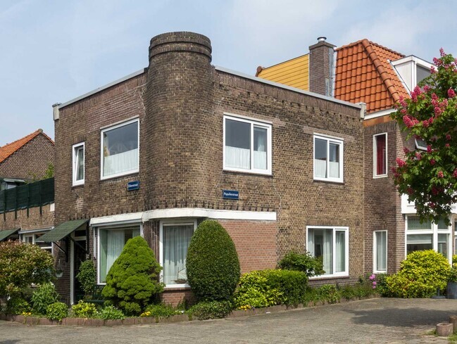 De voormalige melkboer met bovenwoning.
              <br/>
              Marcel Westhoff, 2024