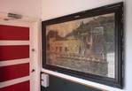 Interieur met schilderij van het gebouw.
<br/>
Roel Siebrand, 2021