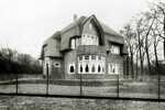 Historische foto. Opmerkelijk is het donker gelakte hout boven de balkondeuren.
<br/>
Stichting Oud Sassenheim, zonder jaartal