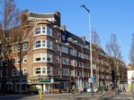 Markant gelegen op de hoek van het Scheldeplein, rechts de Geulstraat.
              <br/>
              Gert-Jan Lobbes, 2021
