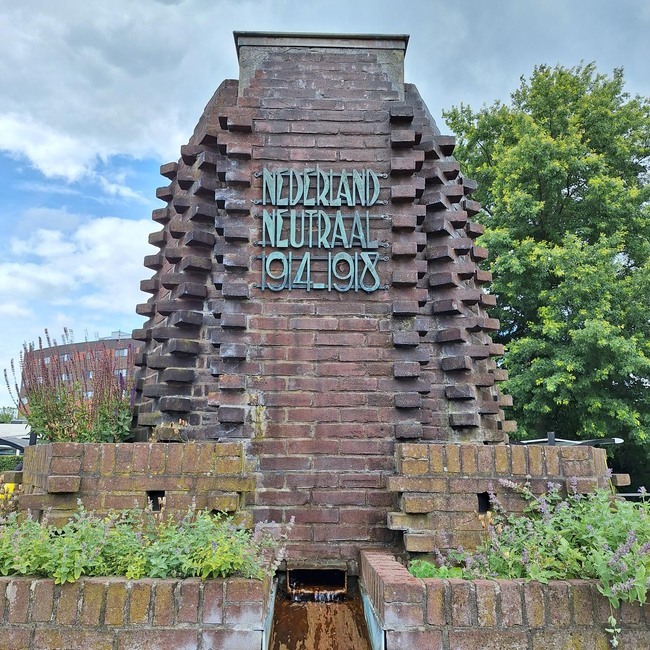 Siermetselwerk en een expressief lettertype.
<br/>
Thuur Michels, 2024