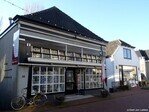 Winkelpui voormalige groentenwinkel, Kerkbuurt 30, Sliedrecht (1929).
              <br/>
              Gert-Jan Lobbes, 2024
