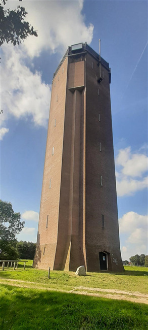 De rijzige toren.
              <br/>
              Joop de Haan, 2021