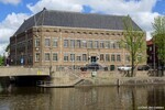 Het gebouw wordt wel gerekend tot 'de beheerste Amsterdamse Schoolstijl'. Oordeelt u zelf.
<br/>
Gert-Jan Lobbes, 2025