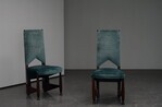 Twee stoelen.
<br/>
Kader Design, www.kaderdesign.com, 2024