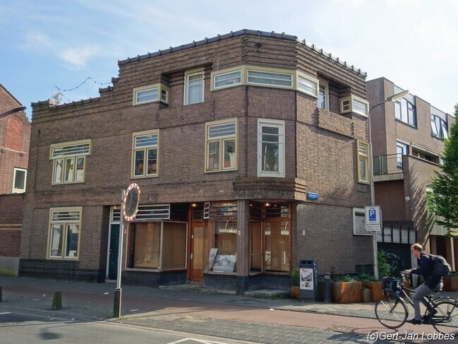 Het pand ligt op de hoek van de Brugstraat en Oliemolen.
<br/>
Gert-Jan Lobbes, 2025