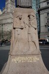 De ruil met eronder de Engelse tekst IN TESTIMONY OF ANCIENT AND UNBROKEN FRIENDSHIP THIS FLAGPOLE IS PRESENTED TO THE CITY OF NEW YORK BY THE DUTCH PEOPLE 1926.
<br/>
Tdorante10 / Wikimedia, 2018