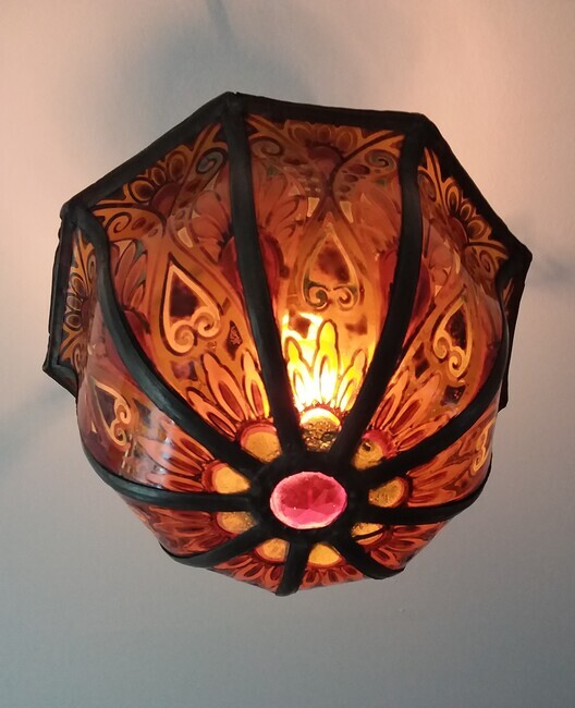 De 'Bogtmaniaanse' plafondlamp.
<br/>
Ben Hofhuis, 2021