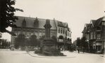 Het oude postkantoor met de monumentale fontein ervoor in de Kerkstraat.
<br/>
Streekarchief Gooi en Vechtstreek, 1925