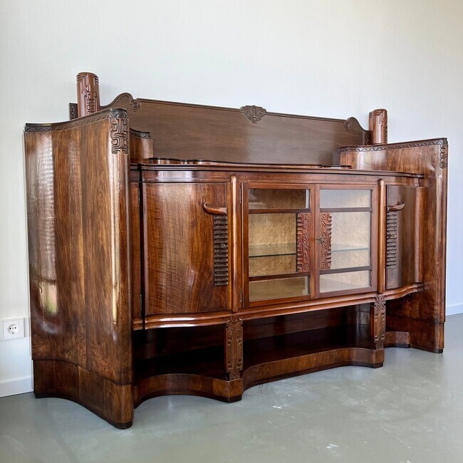 De monumentale kast van Hamaker.
              <br/>
              Firma Raaf, 2024