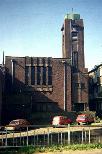 In de nadagen.
              <br/>
              Kerkenverzamelaar André van Dijk - Reliwiki.nl, Jaren 1980