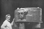 IJzerdraat bij de maquette van klei.
              <br/>
              Deze foto stond in diverse kranten afgebeeld, februari 1931