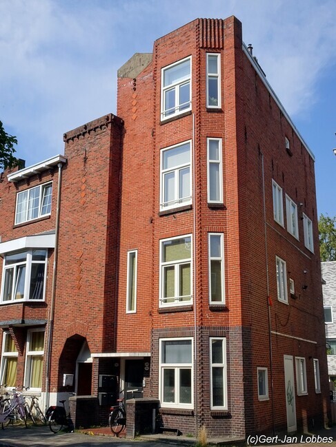 Nummer 10 ligt op een hoek aan een steeg.
<br/>
Gert-Jan Lobbes, 2025