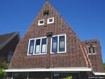 De eerste verdieping is asymmetrisch van opbouw, de zolderverdieping symmetrisch.
<br/>
Gert-Jan Lobbes, 2025