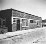Voorzijde huizen van wat toen Tolhuiscomplex werd genoemd.
<br/>
Nico Swaager / Stadsarchief Amsterdam, mei 1948