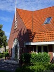 De afgeschuinde hoek met de ingang.
              <br/>
              Gert-Jan Lobbes, 2024