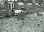 Spelende kinderen op het schoolplein.
              <br/>
              Het Utrechts Archief, 1940-1950