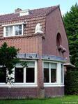 De rondlopende erker loopt van de voorgevel naar de zijgevel.
<br/>
Gert-Jan Lobbes, 2022