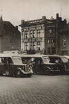 Markt - het pand met donkere kozijnen.
<br/>
Ansichtkaart, particuliere collectie, ca 1950