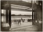Gezien vanuit het IJ-paviljoen in westelijke richting. Let op het glas in lood boven de deur.
<br/>
Stadsarchief Amsterdam, zonder jaar