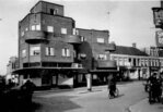 Deze historische foto toont hetzelfde geveldeel als de vorige foto, maar dan in betere tijden.
<br/>
Drents Archief, vermoedelijk jaren 1950