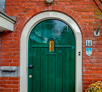 Voordeur.
<br/>
Huidige eigenaren, 2022