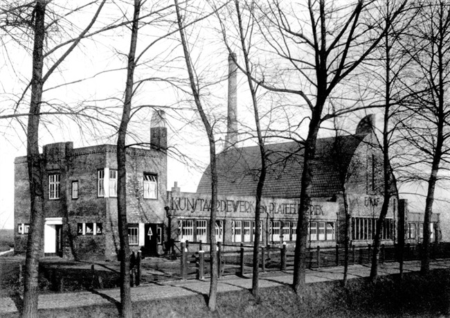 De oorspronkelijke fabriek in volle glorie.
              <br/>
              Hildo Krop Museum, Steenwijk, ca. 1920
