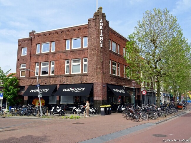 Fraai op de hoek gelegen.
<br/>
Gert-Jan Lobbes, 2024