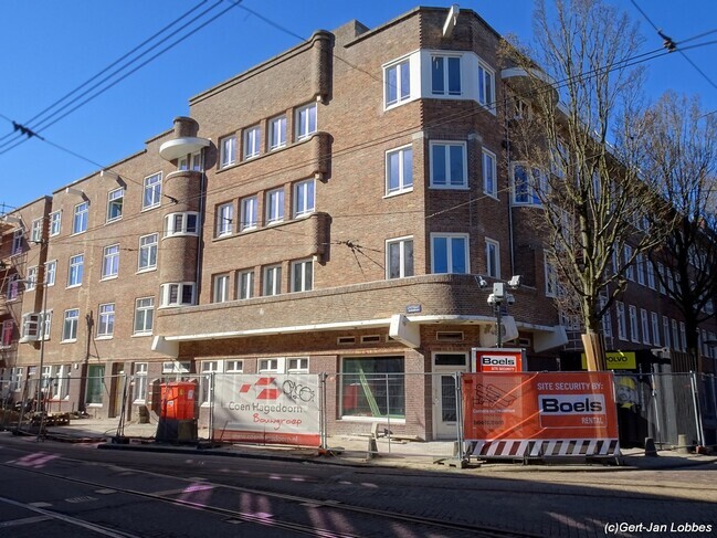 Tijdens de renovatie. Dit is de hoek met de Kromme Mijdrechtstraat.
              <br/>
              Gert-Jan Lobbes, 2025