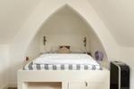 De spitsboogvorm komt terug in een van de slaapkamers.
<br/>
Van Vulpen & Roozenburg Makelaars, 2025