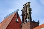 Dak en schoorsteen, na restauratie. Gezien vanaf de binnenplaats.
<br/>
Gert-Jan Lobbes, 2020