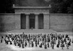 Foto 4. Openluchtvoorstelling Oedipus (Sophocles), Park Sonsbeek, Arnhem, 1913.
<br/>
Decorontwerp Frits Lensvelt, fotograaf B. Zweers, Haarlem