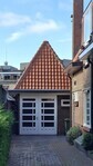 De later gebouwde garage – in stijl.
<br/>
Joop de Haan, 2026