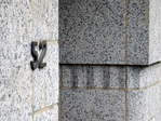 Detail van het graniet in de voorgevel.
              <br/>
              Gert-Jan Lobbes, 2024