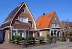 Ook nummer 86 (rechts) zal rond 1930 zijn gebouwd.
              <br/>
              Gert-Jan Lobbes, 2021