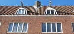 Dak met dakkapellen en forse schoorsteen.
              <br/>
              Joop de Haan, 2024