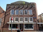 Kamperbinnenpoort 3, Amersfoort (1935). Van der Taks meest uitgesproken Amsterdamse School ontwerp.
<br/>
Gert-Jan Lobbes, 2023