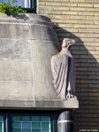 Zittende arend, Guido Gezellelaan 72, Sint-Niklaas (1937).
<br/>
Gert-Jan Lobbes, 2019