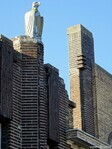 Zittende arend. Plezantstraat 318-320, Sint-Niklaas (1938).
<br/>
Gert-Jan Lobbes, 2019