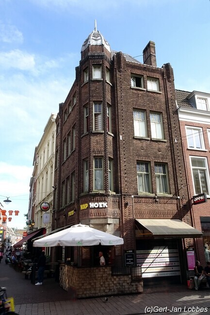 Het pand ligt op de hoek van de Roggestraat en de Walstraat.
<br/>
Gert-Jan Lobbes, 2025