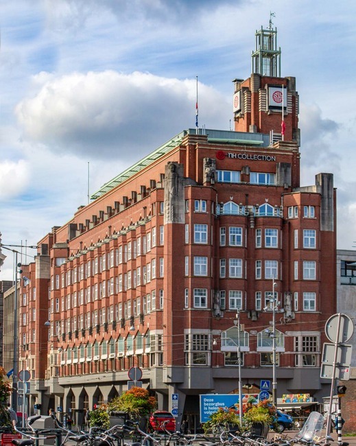 Tegenwoordig 'NH Collection Amsterdam Flower Market', in de volksmond nog immer Carlton Hotel.
<br/>
Marcel Westhoff, 2024