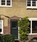 Deur met metselwerk aan de Dusartstraat: een stuk soberder.
              <br/>
              Marcel Westhoff, 2023