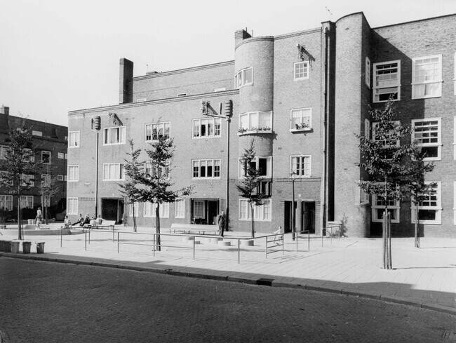 Meerhuizenplein, met rechts de Berlageschool. Links: Korte Meerhuizenstraat. 
              <br/>
              Stadsarchief Amsterdam, oktober 1959